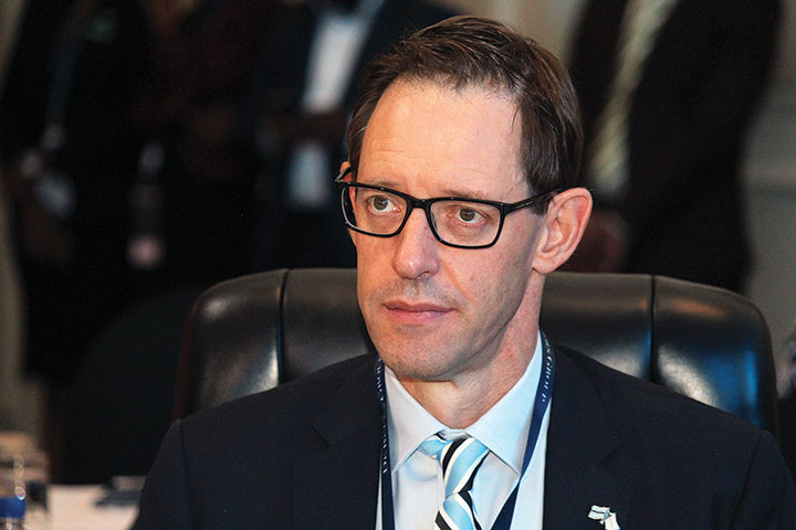 De Beers clinches 35 years diamond mining deal in Angola